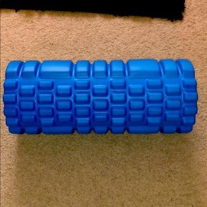 Foam roller.  About 20 inches long.